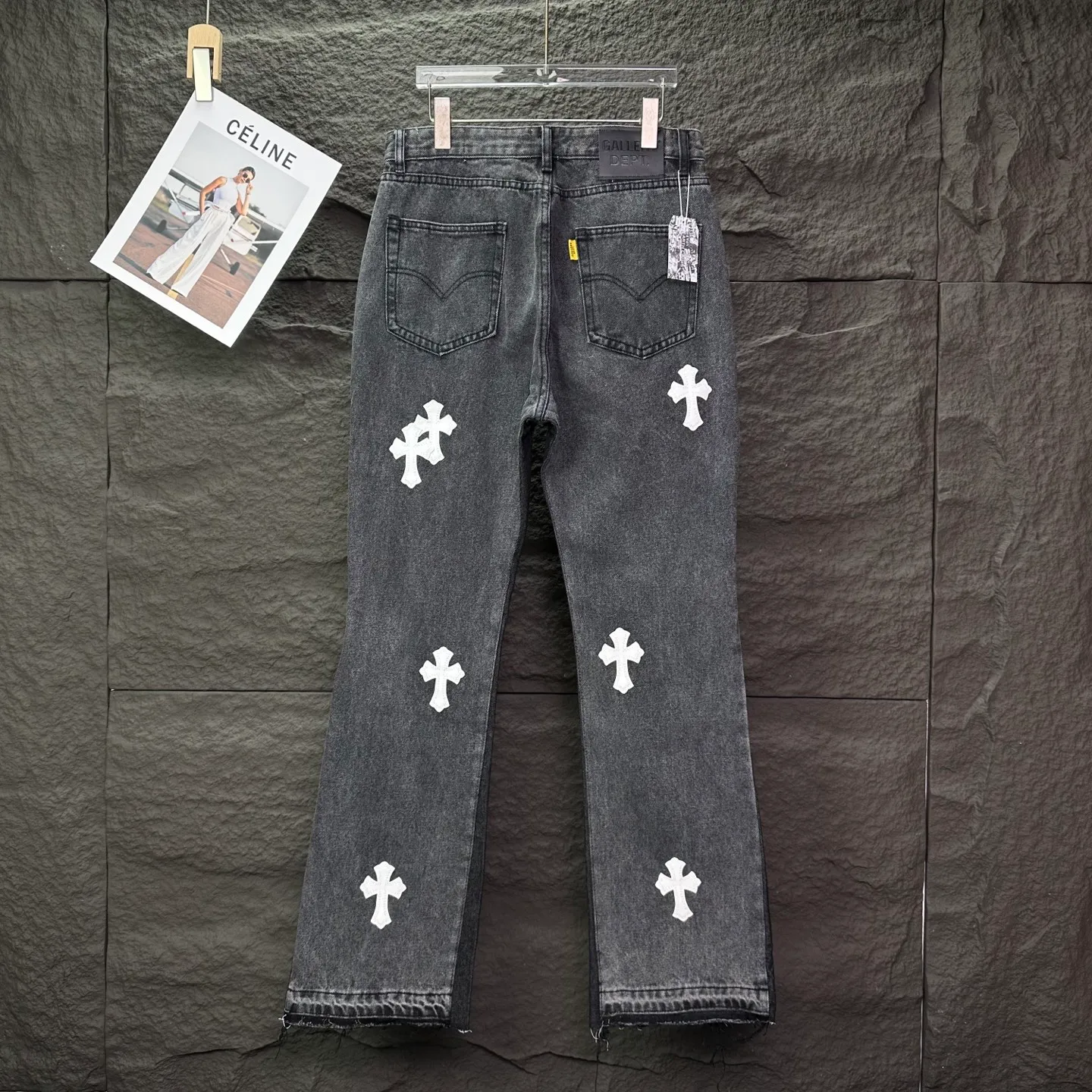 P240 GALLERY DEPT. & Croixin co-branded 2025 new spliced ​​white cross patch leather couple's bootcut jeans 🔥High version🔥High version🔥 Top ceiling quality Styles with different washed textures are very friendly to people with thin legs and thick legs. The bootcut version is very flattering. Moderate length that never goes out of style, easy to match with casually, basic styling for various styles, a must-have in the wardrobe! The fabric is stiff but also makes the upper body soft without losing texture. The washing process is even more perfect. It is a must-have item for everyone! ! ! Washed wheat, hang tag, pants label, three complete labels, color: black, size: 28, 30, 32, 34, 36 (five sizes)